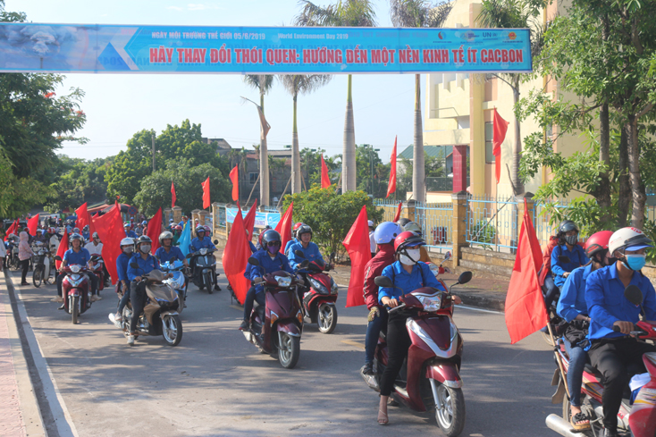 Lực lượng đoàn viên thanh niên huyện Quảng Ninh diễu hành hưởng ứng ngày Môi trường thế giới...