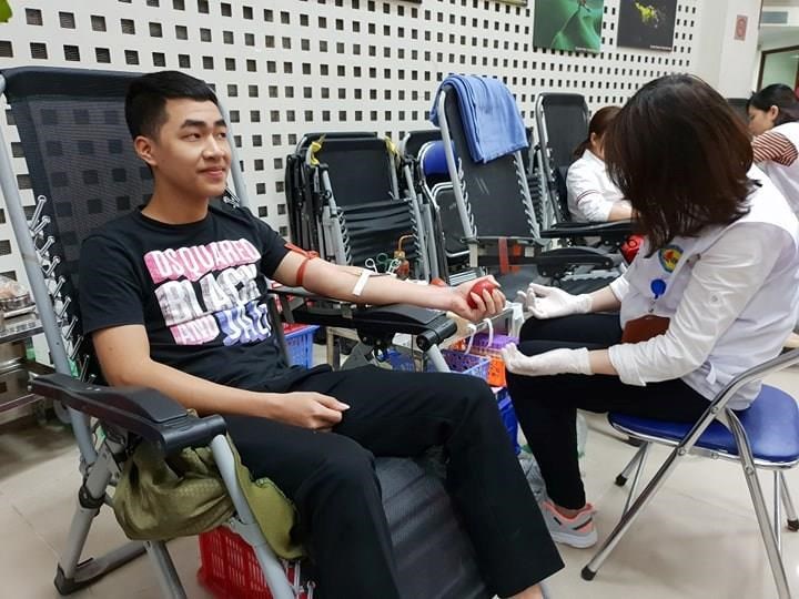  Thanh niên tham gia hiến máu nhân đạo. (Ảnh: PV/Vietnam+)