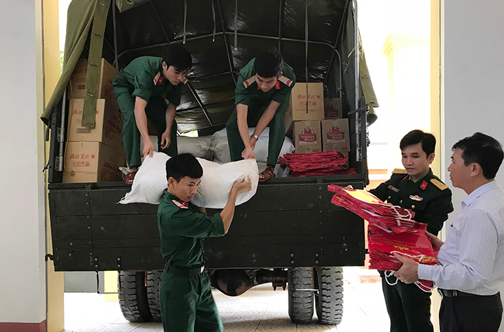 Văn phòng Ủy ban MTTQVN tỉnh tiếp nhận hàng hóa cứu trợ từ Bộ CHQS tỉnh.