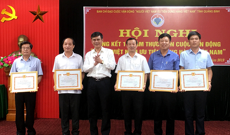 Đồng chí Trần Thắng, Phó Bí thư Thường trực Tỉnh ủy trao bằng khen cho các tập thể có thành tích trong 10 năm thực hiện cuộc vận động.