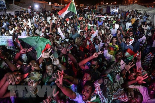 Lien minh chau Phi dinh chi tu cach thanh vien cua Sudan hinh anh 1Người biểu tình Sudan tập trung tại thủ đô Khartoum ngày 19/5/2019. (Nguồn: AFP/TTXVN)