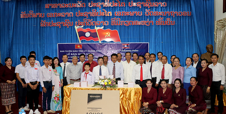 Các đại biểu 2 tỉnh Quảng Bình và Khăm Muộn tham dự lễ bàn giao sách.