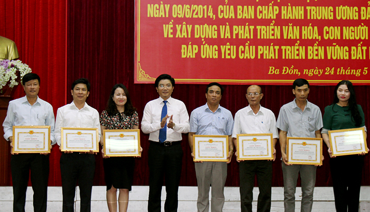 Đồng chí Bí thư Thị ủy Ba Đồn Trương An Ninh trao giấy khen cho các tập thể có thành tích trong việc thực hiện Nghị quyết số 33-NQ/TW của Ban Chấp hành Trung ương Đảng (khóa X).