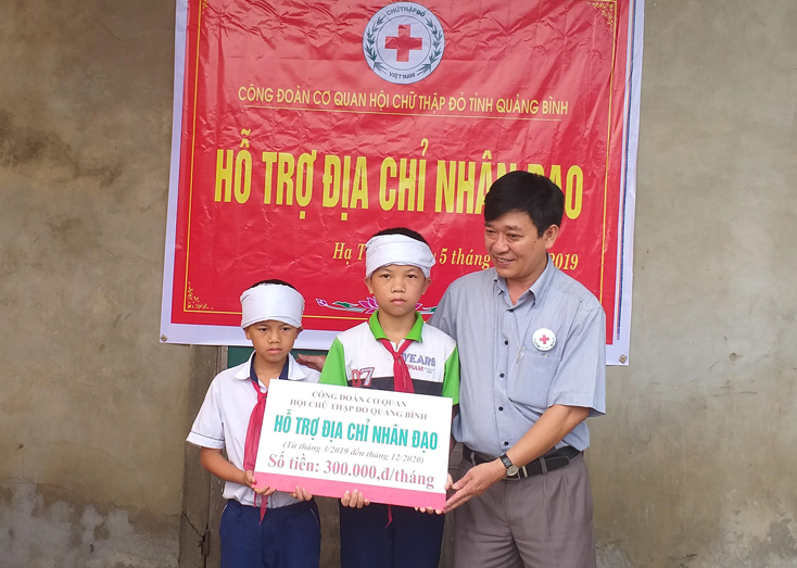 Hội Chữ Thập đỏ tỉnh trao hỗ trợ địa chỉ trẻ em nghèo của huyện Bố Trạch.