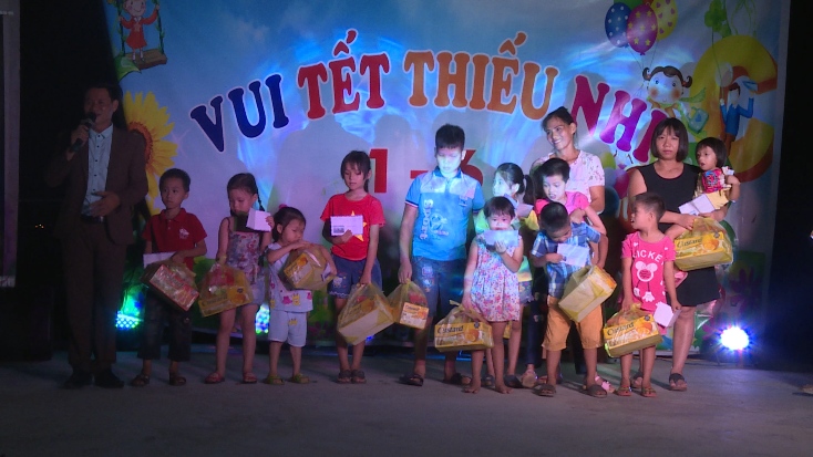 Đại diện CLB Thanh niên khuyết tật huyện Quảng Ninh tặng quà cho các trẻ em khuyết tật