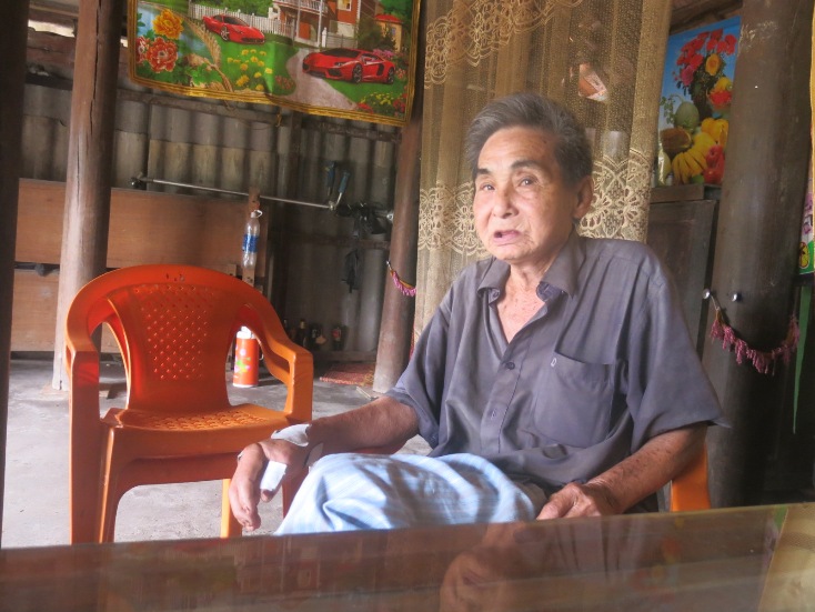 Ông Cao Quang Tích (90 tuổi) ở làng Tân Kiều đang kể lại chuyện bắt biệt kích năm 1963.