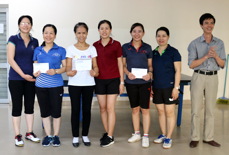 Phó Tổng biên tập Báo Quảng Bình Cao Trường Sơn trao giải cho các VĐV nội dung đôi nữ.