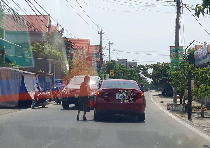 Lái xe thản nhiên dừng ô tô và xuống xe ngay giữa làn đường (Ảnh chụp trên đường Lê Thành Đồng, phường Hải Thành, TP. Đồng Hới).