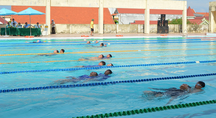Tổ chức dạy bơi cho trẻ để phòng, tránh tai nạn đuối nước.