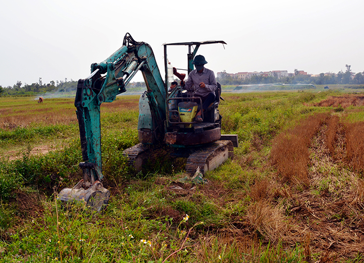 Một số hộ dân trên địa bàn huyện tiến hành nạo vét kênh mương, khắc phục nguồn nước để sản xuất lúa hè-thu.