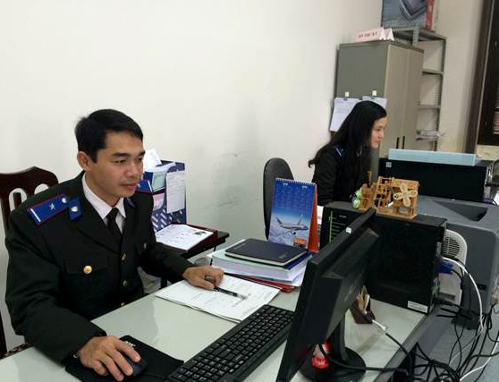 Cán bộ Cục THADS tỉnh nghiên cứu hồ sơ vụ việc Công ty đường Quảng Bình.   