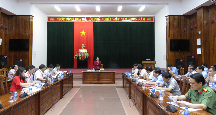 Thứ trưởng Nguyễn Thị Nghĩa kết luận buổi làm việc với Ban Chỉ đạo Kỳ thi THPT quốc gia tại Quảng Bình. 