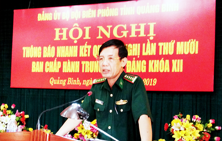 Đại tá Lê Văn Tiến, Chính ủy BĐBP Quảng Bình thông báo kết quả Hội nghị Trung ương 10 (khóa XII).