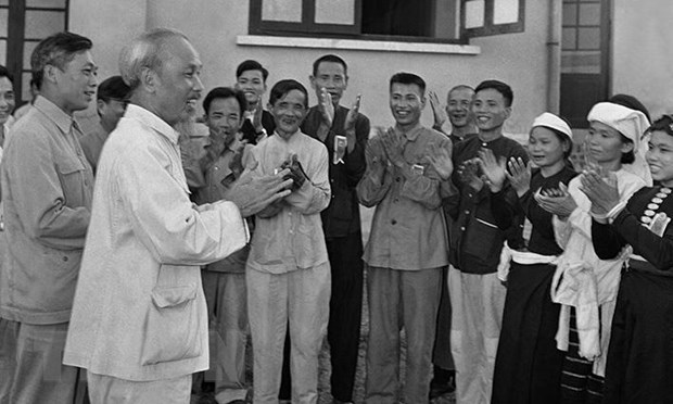 Chủ tịch Hồ Chí Minh gặp mặt thân mật các đại biểu dự Đại hội liên hoan Anh hùng, Chiến sỹ thi đua ngành nông nghiệp và Đổi công toàn quốc tại Hà Nội, ngày 23-5-1957. (Ảnh: Tư liệu TTXVN)