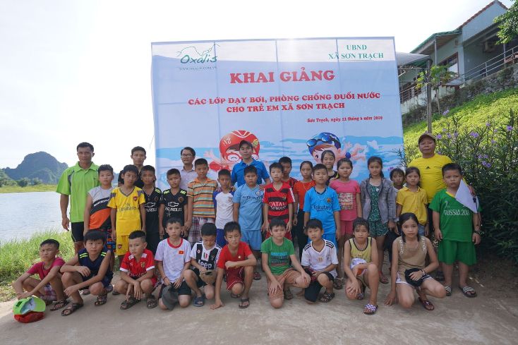 Lớp học tại xã Sơn Trạch có sự tham gia của 54 em học sinh độ tuổi 10-15.