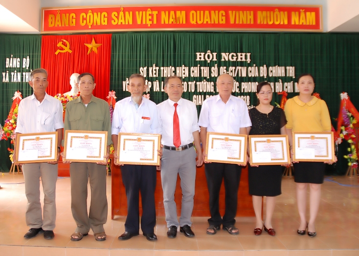 Ông Dương Đức Hiến (thứ 3 từ trái qua) nhận giấy khen của Đảng ủy xã Tân Thủy về thành tích trong thực hiện Chỉ thị số 05-CT/TW của Bộ Chính trị.