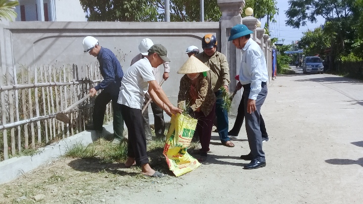 Người dân thôn Thanh Tân, xã Quảng Hòa, dọn vệ sinh các trục đường trong khu dân cư.