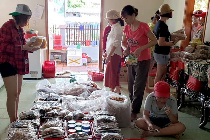 Sản phẩm hải sản khô của làng chài Minh Xích rất được khách du lịch trong và ngoài tỉnh ưa chuộng.