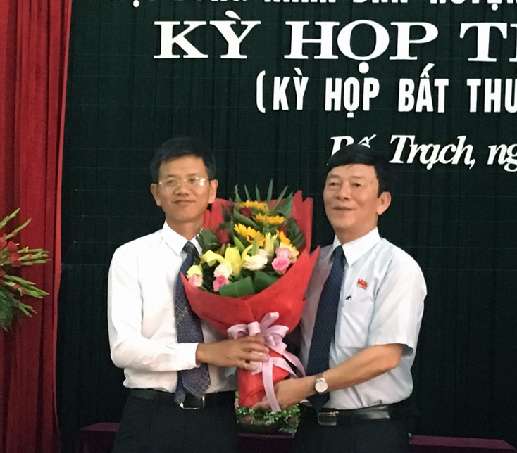 Đồng chí Phan Văn Gòn tặng hoa chúc mừng đồng chí Trần Tiến Sỹ