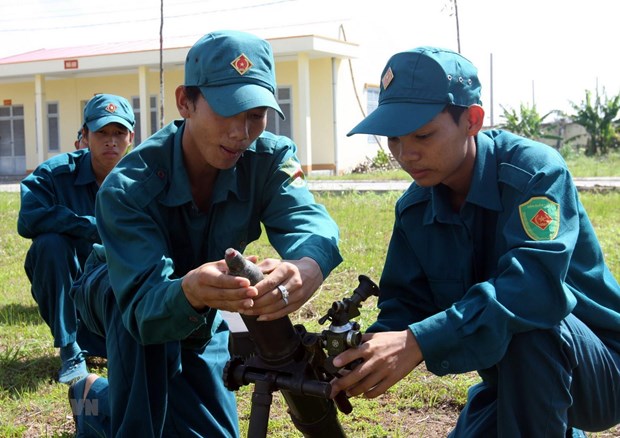 Lực lượng dân quân tự vệ huyện Phong Điền, Cần Thơ, huấn luyện sử dụng vũ khí cối 60 ly. (Ảnh: Trọng Đức/TTXVN)