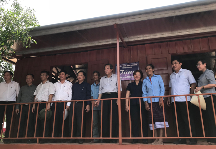 Đồng chí Bí thư Tỉnh ủy Hoàng Đăng Quang và các đồng chí lãnh đạo tỉnh bàn giao nhà ở cho hộ ông Hồ Lào, bản Hà Nôông