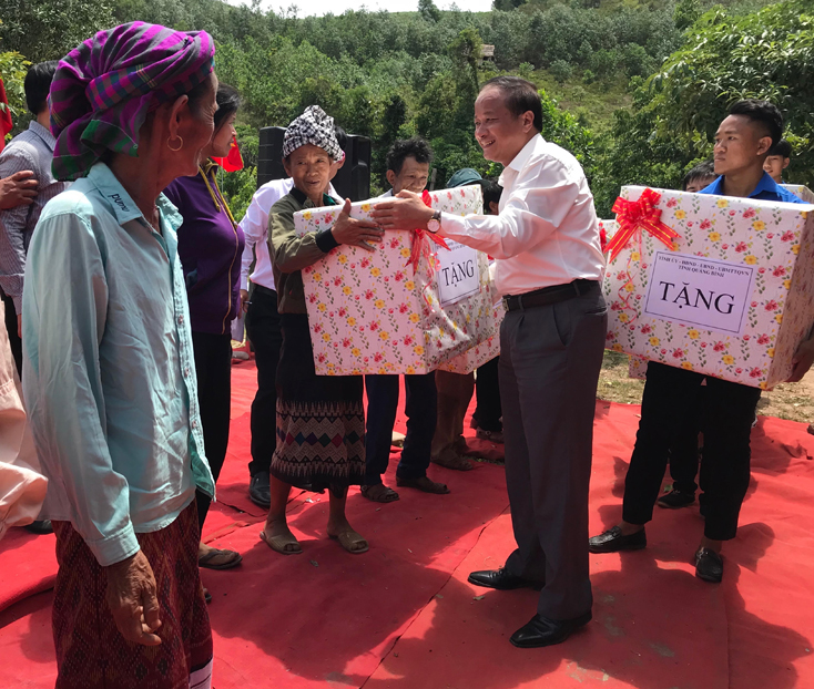 Đồng chí Chủ tịch Ủy ban MTTQVN tỉnh Trần Văn Tuân tặng quà cho hộ nghèo, có hoàn cảnh đặc biệt khó khăn của 2 xã Trọng Hóa và Dân Hóa. 