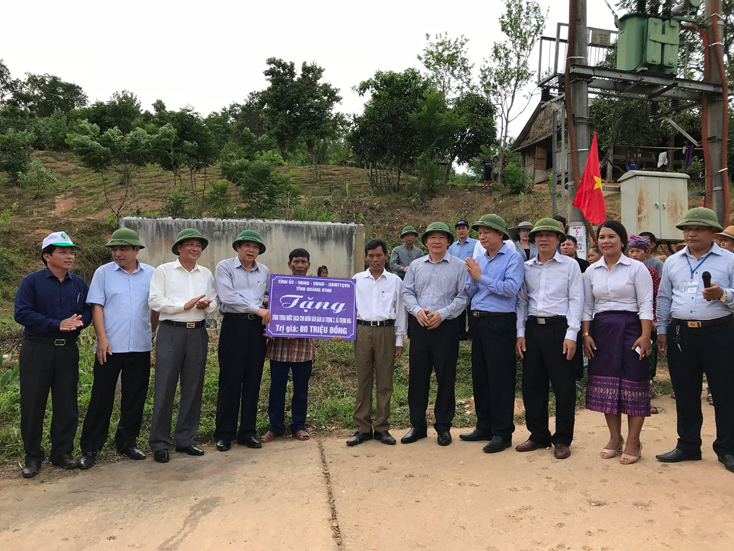 Đồng chí Bí thư Tỉnh ủy Hoàng Đăng Quang và các đồng chí lãnh đạo tỉnh trao tặng công trình nước sạch trị giá 80 triệu đồng cho bản La Trọng 2, xã Trọng Hóa