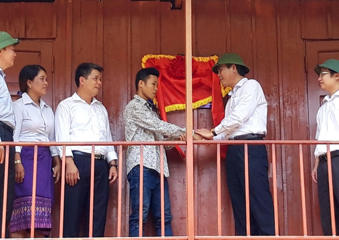 Đồng chí Phó Bí thư Thường trực Tỉnh ủy Trần Thắng và các đồng chí lãnh đạo tỉnh bàn giao nhà ở cho hộ bà Hồ Ky, bản Hà Nôông
