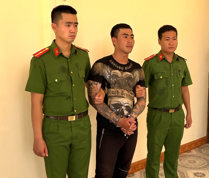 Đối tượng truy nã Nguyễn Vĩnh Long bị Công an TP. Đồng Hới bắt giữ về hành vi gây rối trật tự công cộng.