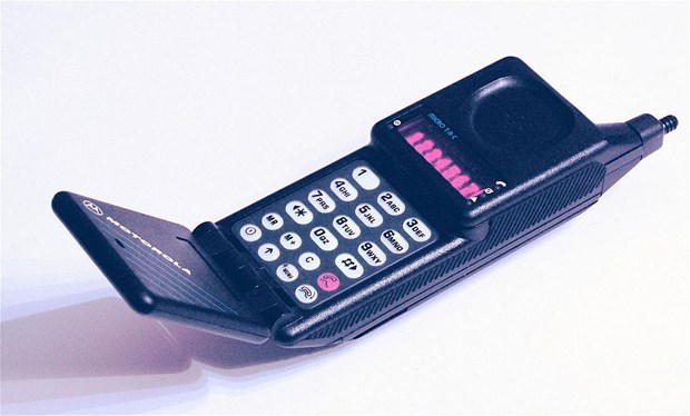  Motorola MicroTAC - chiếc điện thoại di động nắp gập đầu tiên trên thế giới. (Ảnh: Wikiwand)