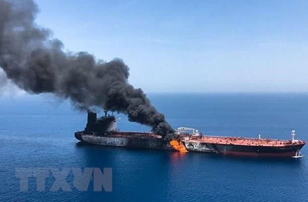 Tong Thu ky LHQ canh bao khong de xay ra doi dau lon tai vung Vinh hinh anh 2Khói lửa bốc ngùn ngụt từ một tàu chở dầu được cho là bị tấn công từ bên ngoài ở ngoài khơi bờ biển Oman ngày 13/6/2019. (Ảnh: AFP/TTXVN)