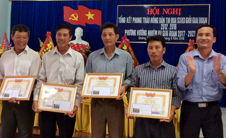  Anh Nguyễn Ngọc Cảnh vinh dự nhận được nhiều giấy khen, bằng khen của các cấp, ngành vì có thành tích xuất sắc trong sản xuất kinh doanh. 