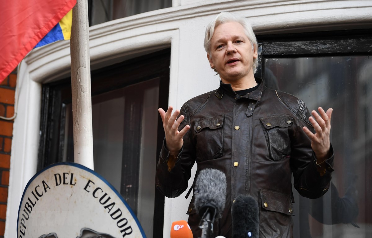 Nhà sáng lập WikiLeaks Julian Assange tại Đại sứ quán Ecuador ở London (Anh) ngày 19-5-2017. (Ảnh: AFP/TTXVN)