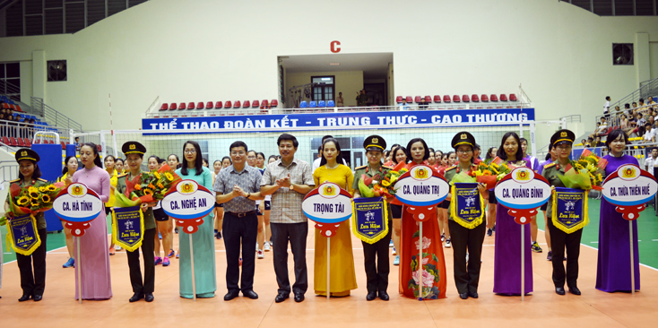  Đồng chí Trần Tiến Dũng, Phó Chủ tịch UBND tỉnh và lãnh đạo Sở Văn hóa-Thể thao trao cờ lưu niệm và tặng hoa các đội bóng.