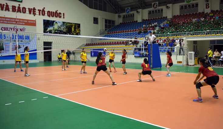 Trận thi đấu khai mạc giữa đội Quảng Bình và đội Thanh Hóa.