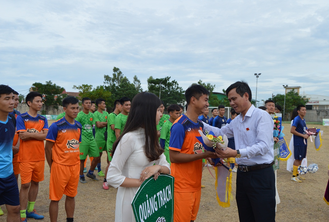 : Đồng chí Trần Thắng, Phó Bí thư Thường trực Tỉnh ủy tặng hoa, động viên các cầu thủ thi đấu tại giải.