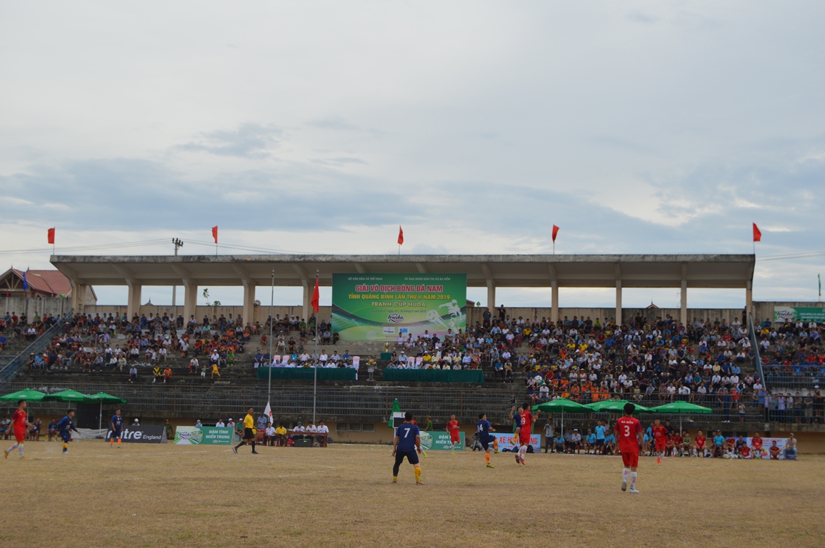 Sau lễ khai mạc, diễn ra trận đấu vòng bảng giữa đội bóng chủ nhà TX.Ba Đồn và đội Minh Hóa.