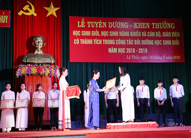 Đại diện lãnh đạo huyện Lệ Thủy trao thưởng cho học sinh xuất sắc năm học 2018-2019.