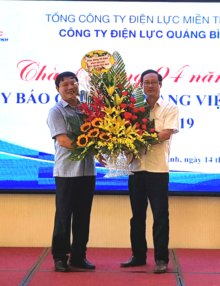 Lãnh đạo Công ty Điện lực Quảng Bình tặng hoa chúc mừng đại diện phóng viên, biên tập viên các báo Trung ương và địa phương tại buổi gặp mặt.