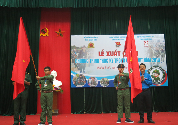 Ban tổ chức trao cờ xuất quân cho các học viên