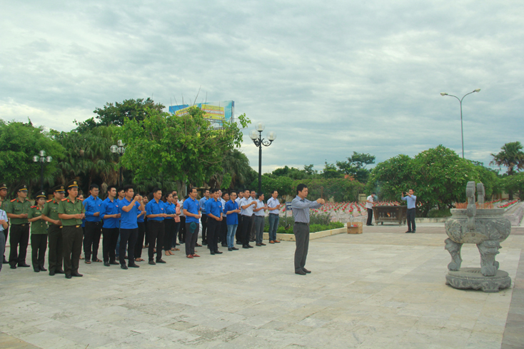 Đại diện lãnh đạo Viettel Quảng Bình và đoàn viên thanh niên các sở, ngành dâng hương lên đài tưởng niệm các anh hùng, liệt sỹ.