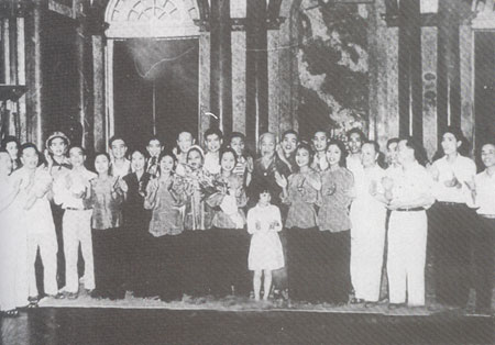 Bác Hồ chụp ảnh lưu niệm với Đoàn văn công Quảng Bình năm 1966 tại Phủ Chủ tịch. (Ảnh tư liệu)