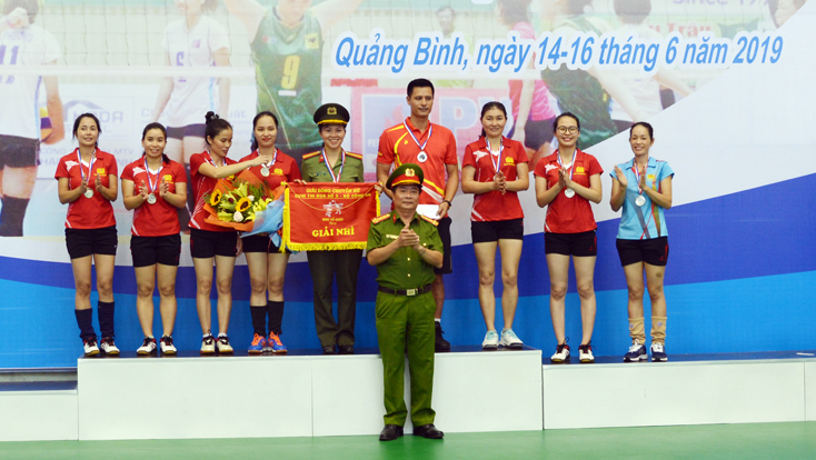 Lãnh đạo Công an các tỉnh trao thưởng cho đội bóng chuyền Công an tỉnh Quảng Bình