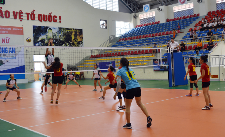 Trận thi đấu chung kết giữa đội Quảng Bình và đội Nghệ An.