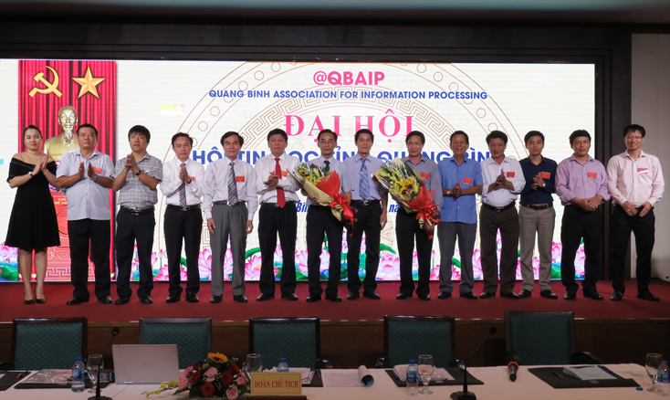 Tặng hoa chúc mừng Ban chấp hành Hội Tin học tỉnh Quảng Bình nhiệm kỳ 2019-2024.