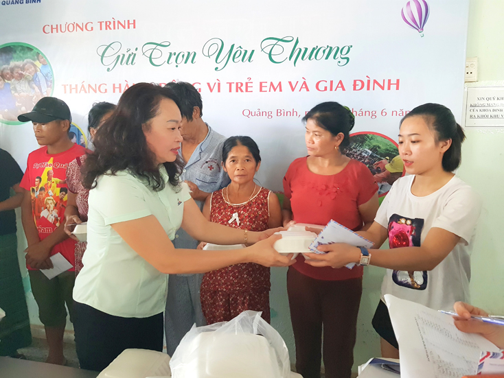 Đại diện tập thể nữ công PC Quảng Bình tặng quà cho các bệnh nhân mắc bệnh hiểm nghèo đang điều trị tại Bệnh viên hữu nghị Việt Nam-Cu Ba Đồng Hới.