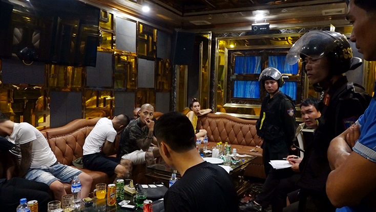 Cơ quan chức năng bắt quả tang các đối tượng tụ tập sử dụng ma túy tại cơ sở kinh doanh karaoke Thiên đường 2.