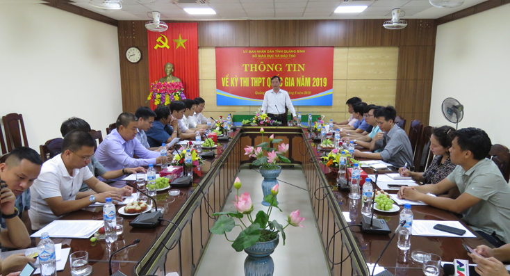 Lãnh đạo Sở GD-ĐT trao đổi thông tin về Kỳ thi THPT quốc gia năm 2019 với phóng viên báo chí địa phương và trung ương thường trú trên địa bàn Quảng Bình.