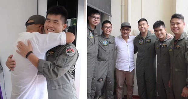  John Low (áo trắng) chụp ảnh cùng những phi công Singapore đã giải cứu ông. (Ảnh: Facebook)