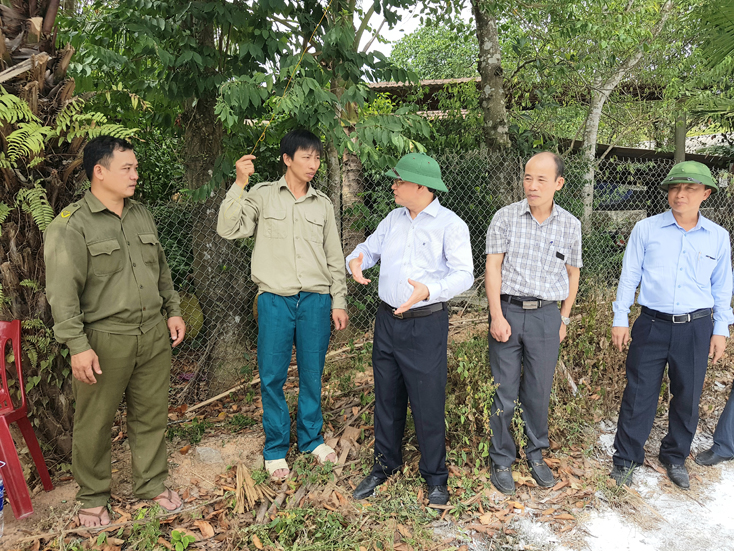Đồng chí Lê Minh Ngân, Phó Chủ tịch UBND tỉnh chỉ đạo công tác phòng chống bệnh DTLCP tại xã Đức Hóa.
